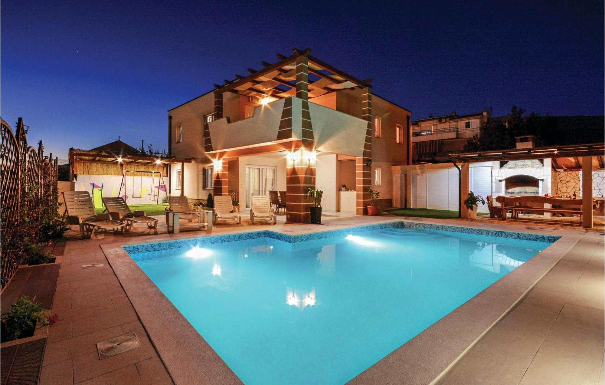 3 Bedroom In Solin Split
